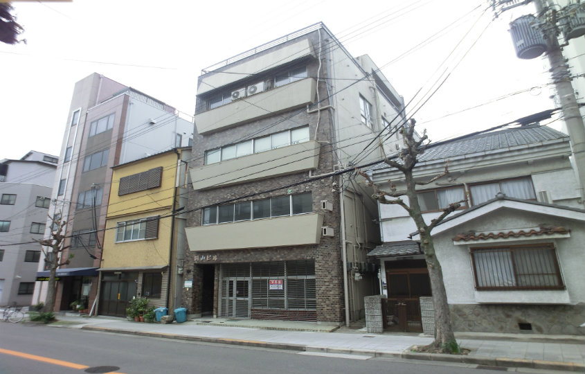 大阪市。玉造にあるビルのリノベーションプロジェクトです。計画に先立ち、現場調査を行いました。各部痛みもありますが、焼きムラのあるタイル貼が良い味を出しています。レトロな雰囲気を生かしつつデザインと設備の更新を行って、建物価値の再生を試みます。