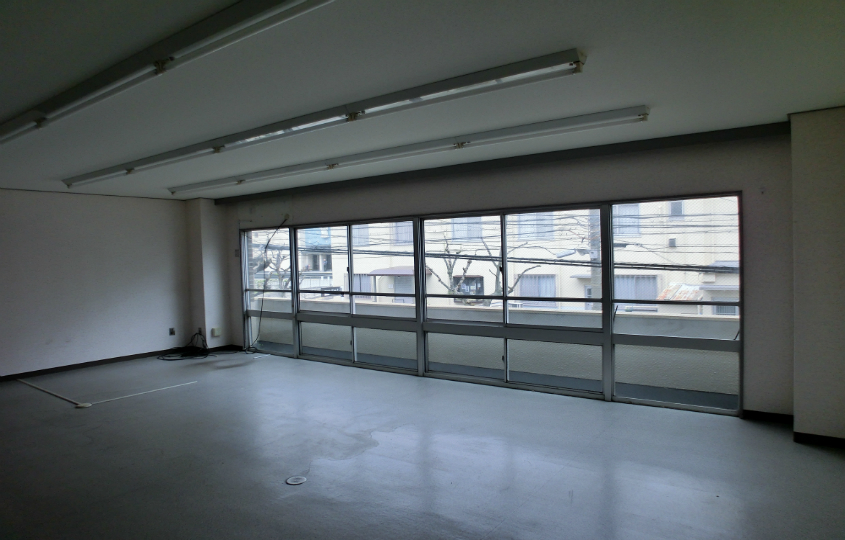 内部3F。現在ほとんどの貸室が空室の状態ですが、大きな開口のある良い雰囲気です。道路向かいは旧細川家屋敷・玉造カトリック教会。歴史ある敷地での計画は気が引き締まります。