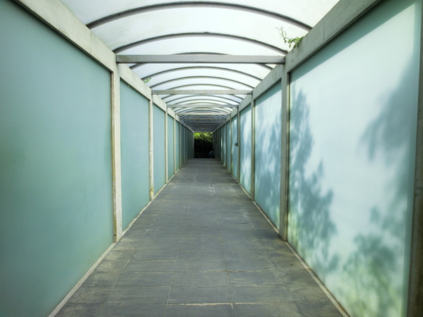 チャペルへのアプローチ。六甲山上の厳しい環境のためか、かなり傷みが目立ちます。