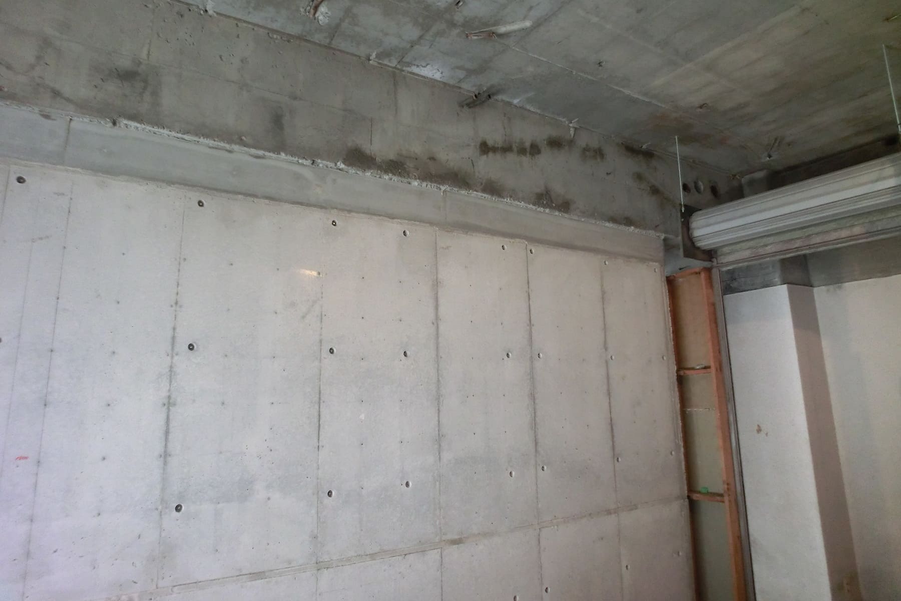 ちなみに先日コンクリートを打設した耐震壁もこんがり打ちあがりました。引き続き意匠・設備工事が進んでいきます。