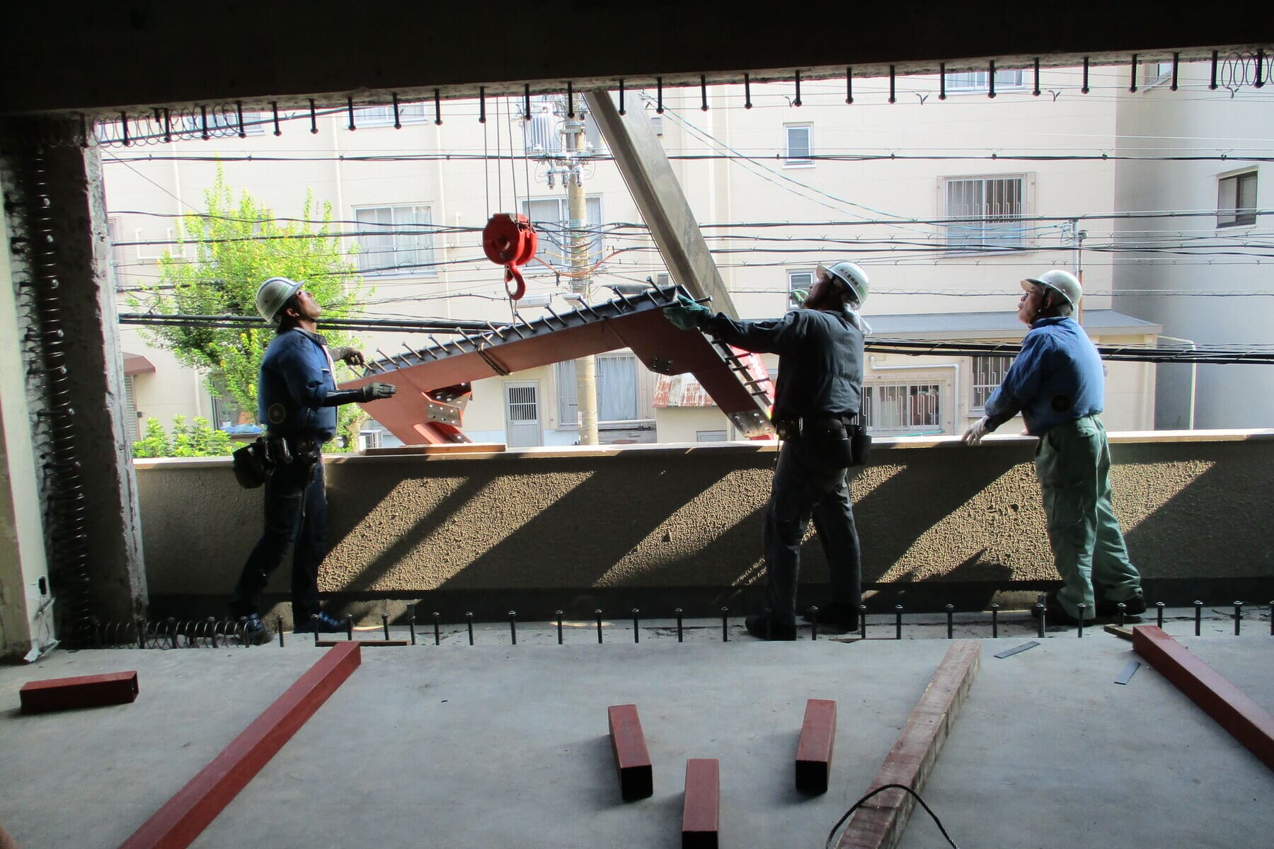 鉄骨部材の吊り込み中。