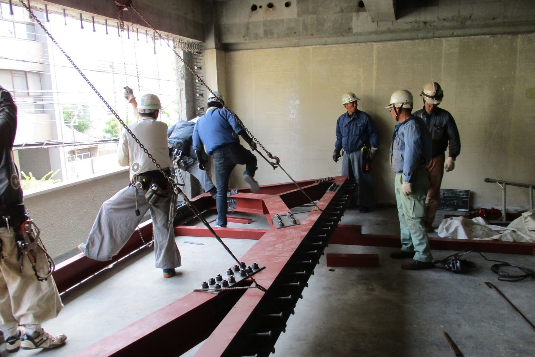 出来上がったブレースを垂直に起こしているところです。