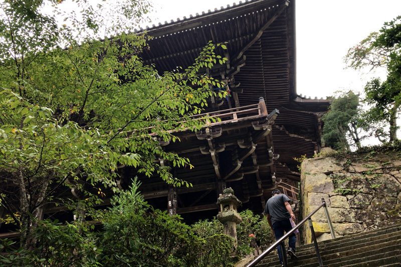 かなり険しい山の斜面一帯に伽藍が広がっています。境内へは下界からロープウェイと送迎バス（というか車）で。