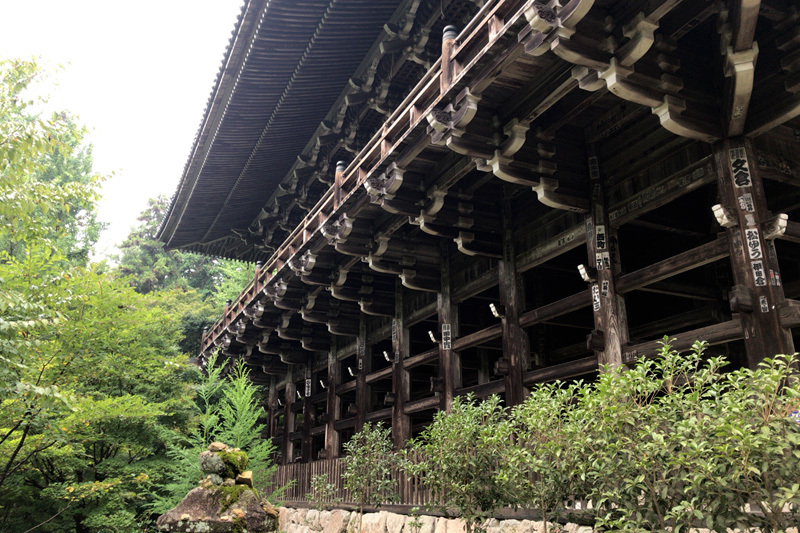 掛け造りが見事な摩尼殿。