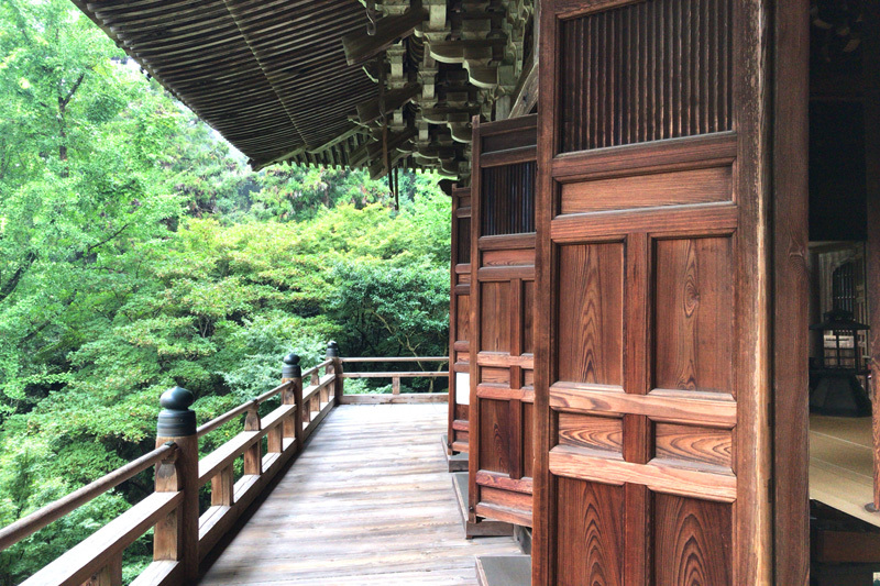 創建は970年ですが、現存する建物は1933年築で設計はなんと武田五一。往年の巨匠たちはコンクリート造も寺社も設計してしまうのがすごいところ。