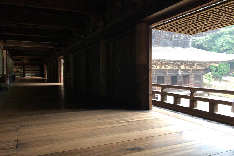 お目当ての食堂（じきどう）。映画ラストサムライや大河ドラマ武蔵、軍師官兵衛、その他諸々の撮影で使われた建物です。二階建の食堂は他に類を見ない形式。1174年築の重要文化財ですが、内部は展示館になっていて無料で入れます。