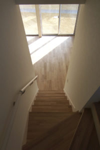 階段見下ろし。床材は建売業者との交渉により無垢フローリングを採用。手摺は既製品。
