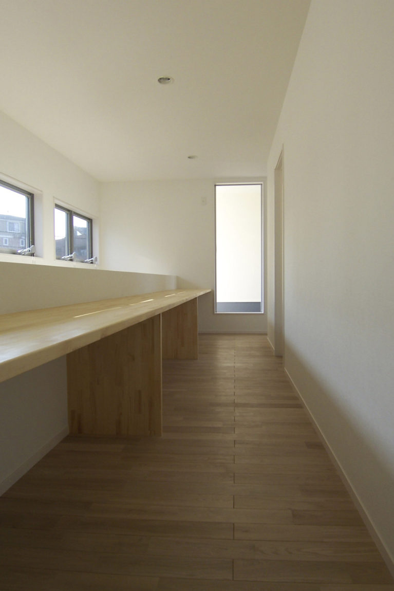 2階ライブラリ。親子で十分机を並べて作業できる大きさを確保。そのかわり子供部屋は「子寝室」と考えて最小限に。