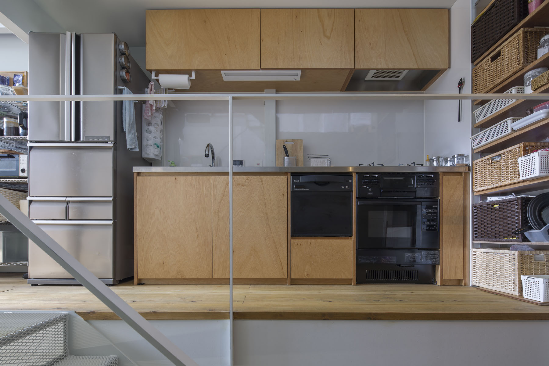 キッチンはラワン面材とステンレス天板でシンプル・コンパクトに家具製作。