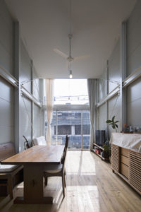 カーテンは透過性の違う3種の生地を吹抜け天井から吊り、時間帯や使い勝手に応じて調整できる仕組み。