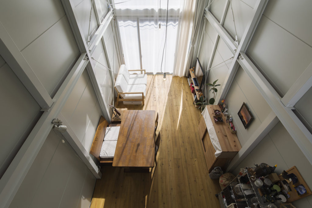 階段踊り場からリビング・ダイニング見下ろし。