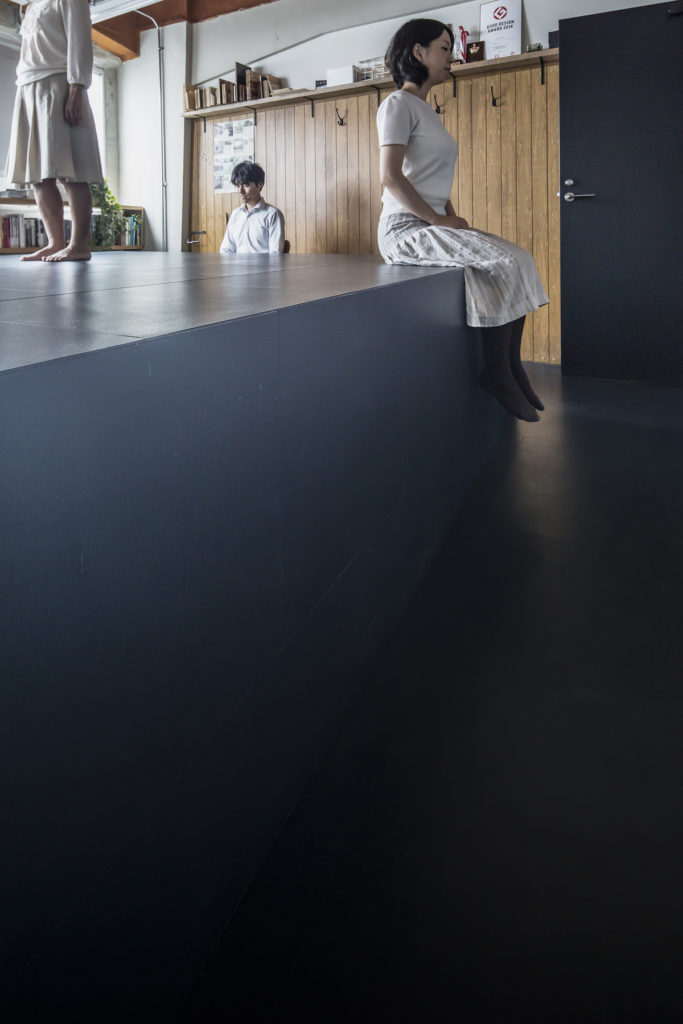 机として、椅子として、床として。場面に応じて接し方が変わる。