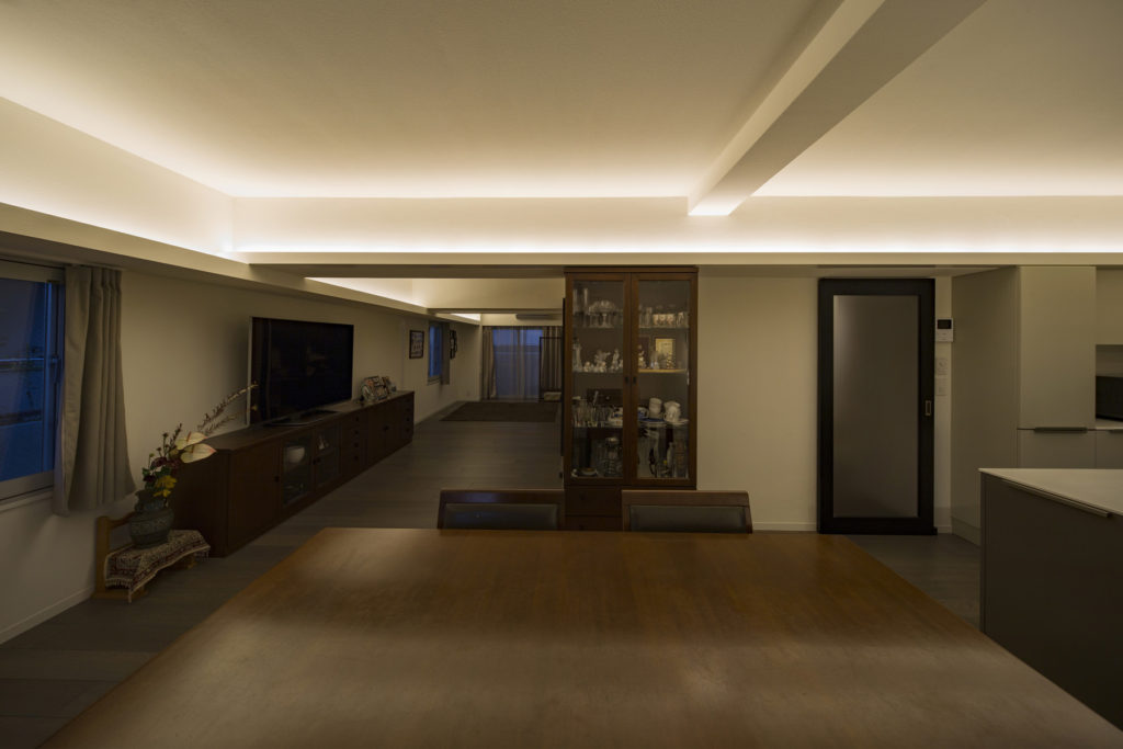 階高が2,550mmと極めてコンパクトなつくりのため、天井は貼らず間接照明のみでライティング。