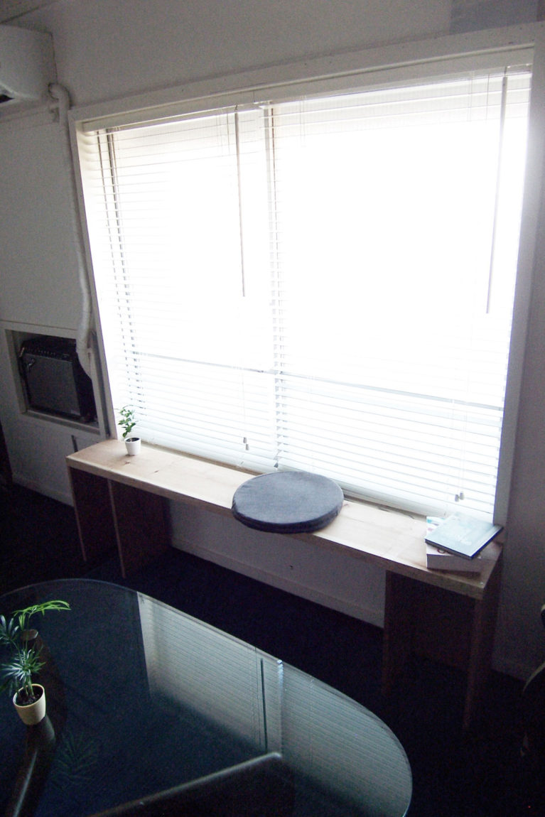 本棚と同じモジュールでベンチを製作。