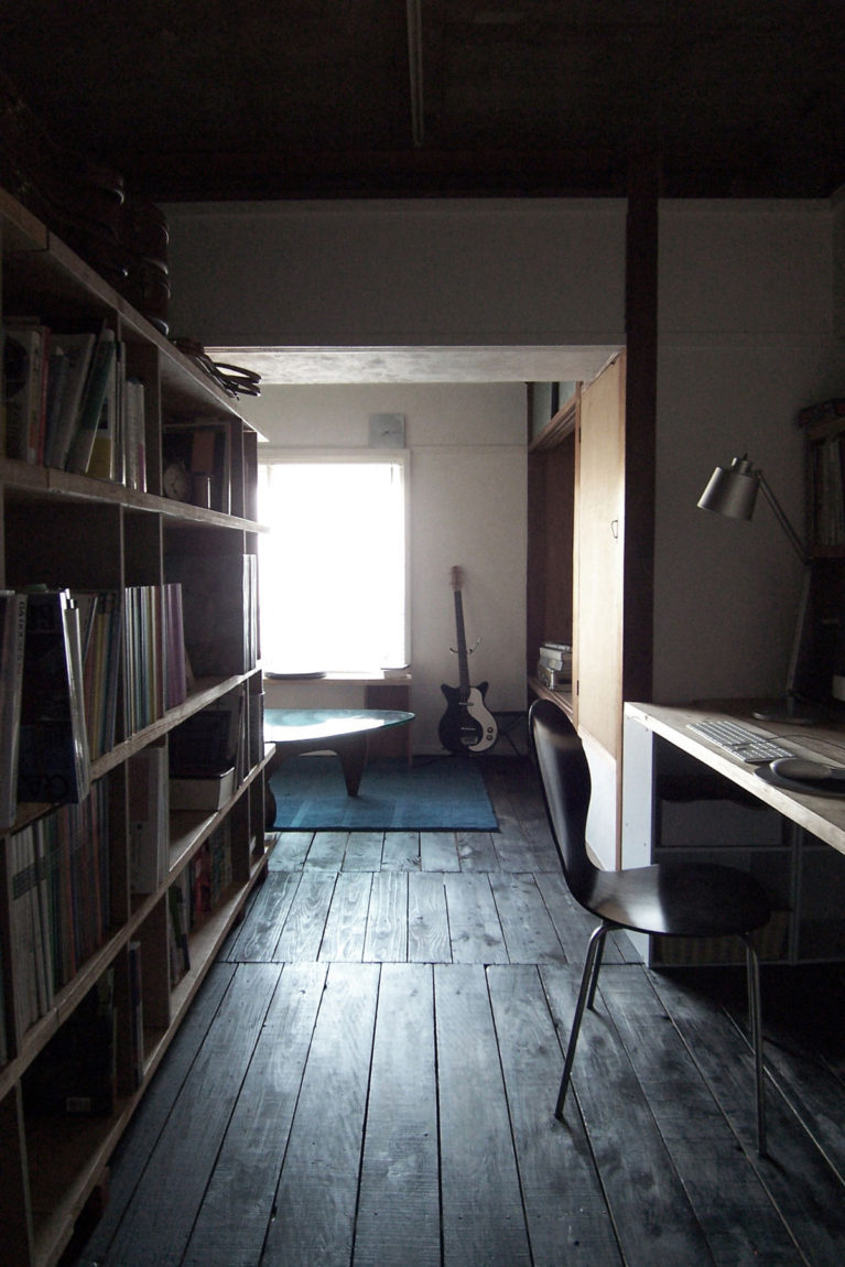 天井をコンクリート表しに戻しつつ、昭和な意匠が残る付柱・鴨居はそのままのこしてペンキで塗装。床は畳下に敷かれていた荒板をそのままブラック塗装。