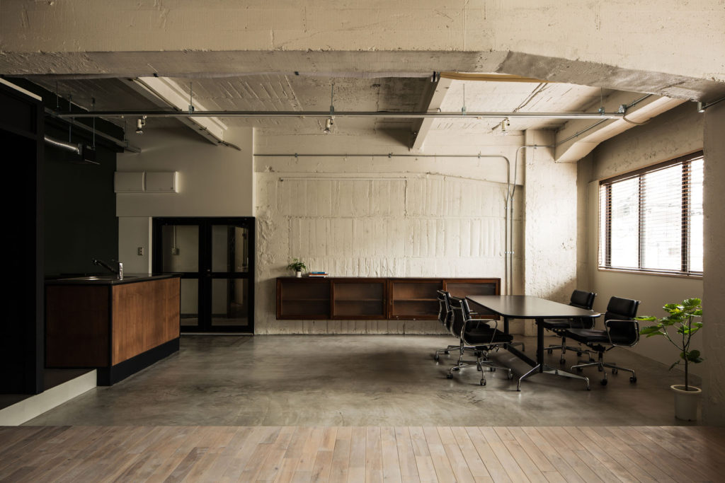 フローリングと窓枠、カウンター天板はナラ無垢材にホワイト着色拭取り。