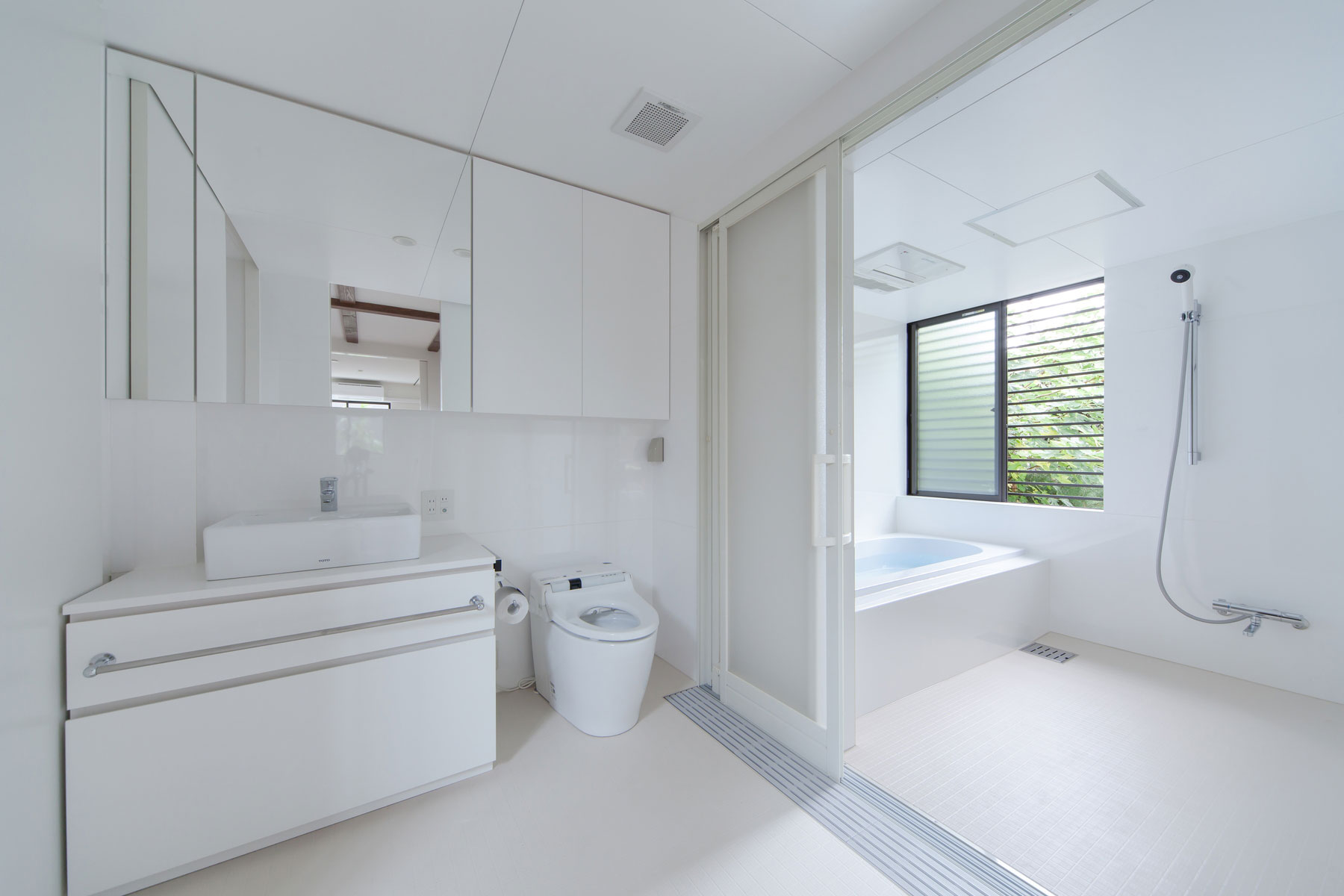浴室・洗面室を一体的に設計。ベッド利用を考え十分な広さを確保。
