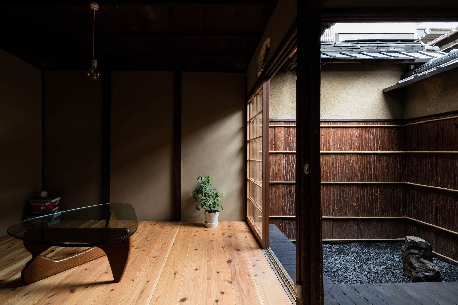 京町屋ならではの繊細な構造と雅な意匠、屋外と屋内が一体となった気持ち良い空間。
