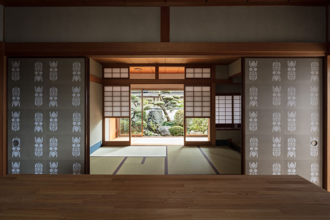 ギャラリーから和室、南庭を見る。猫間障子は修繕して再利用。