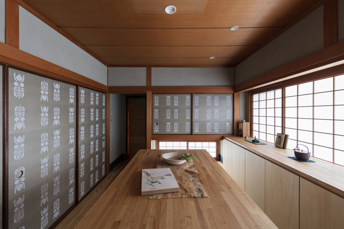 床の間を勝手口に変更して物干し場への動線を新設。