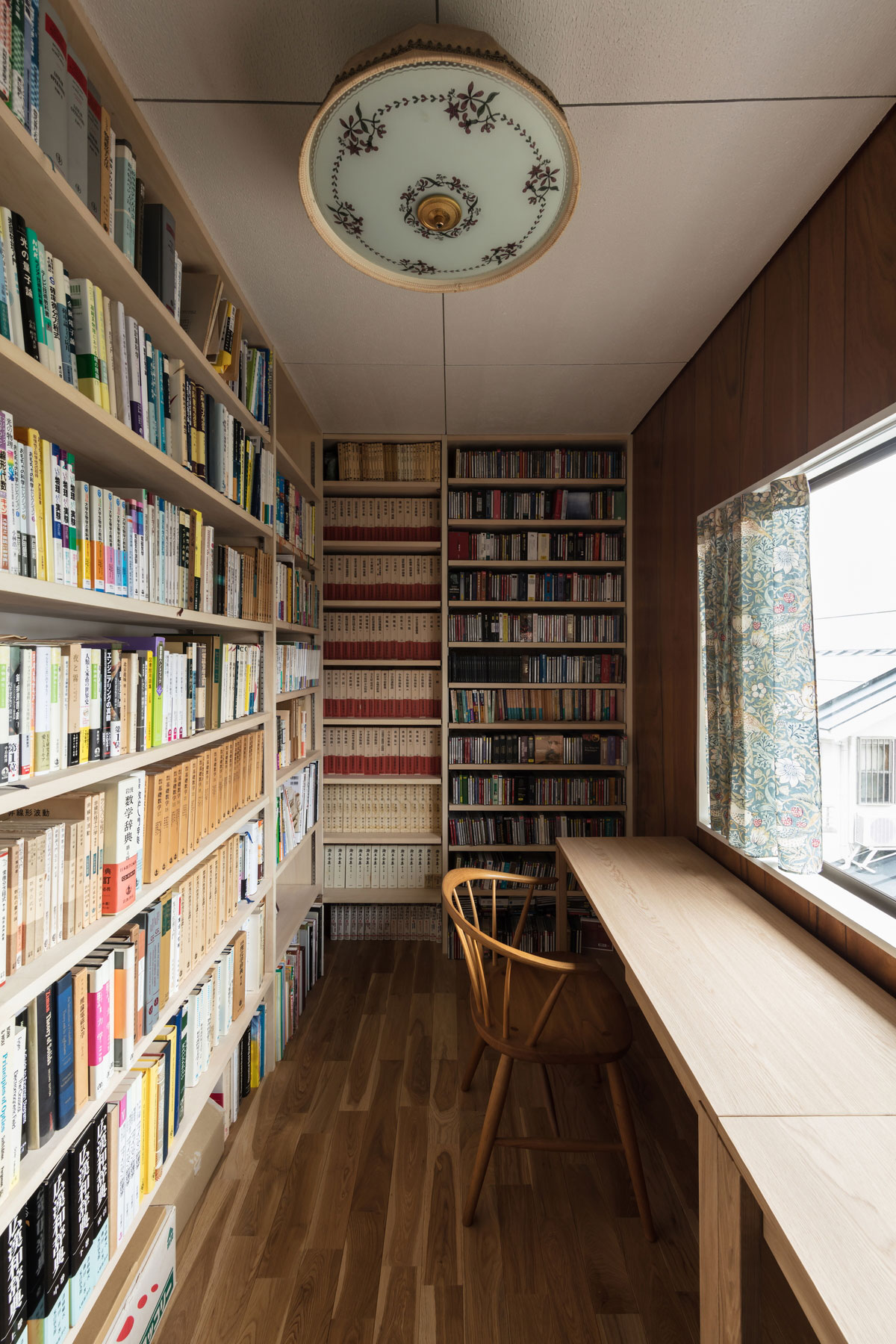 2階の書斎。天井一杯の書棚を新設。カーテンはウイリアム・モリス。天井照明は新築時のもの。