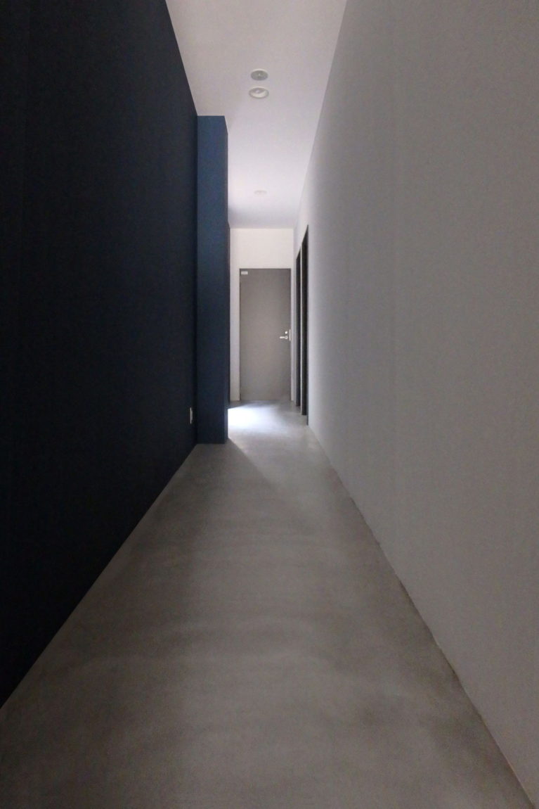 ゲストハウス廊下。1階の床は廊下・宿泊室ともにモルタル仕上げ。