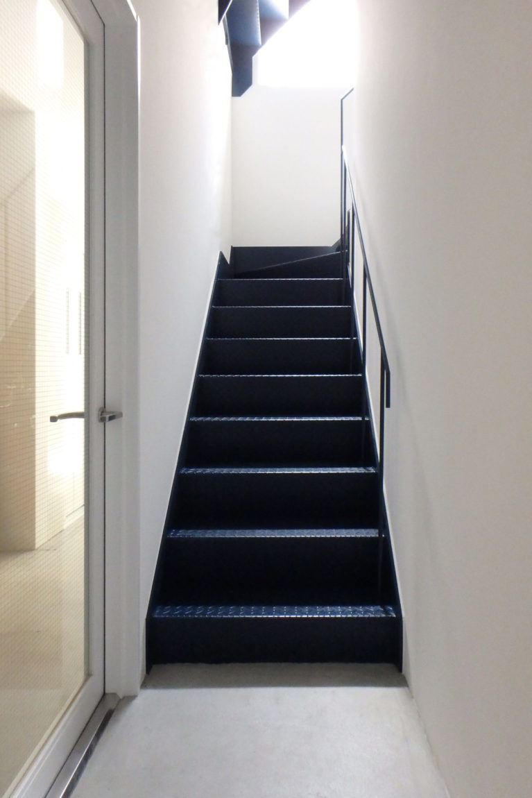 1階階段。左手はシェアハウス出入口。