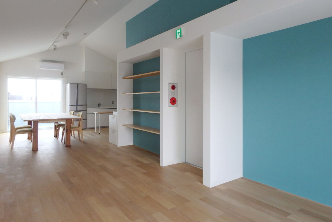 元々南北にテラスがあり、若草山も望める最上階4Fを共同生活室に転用。