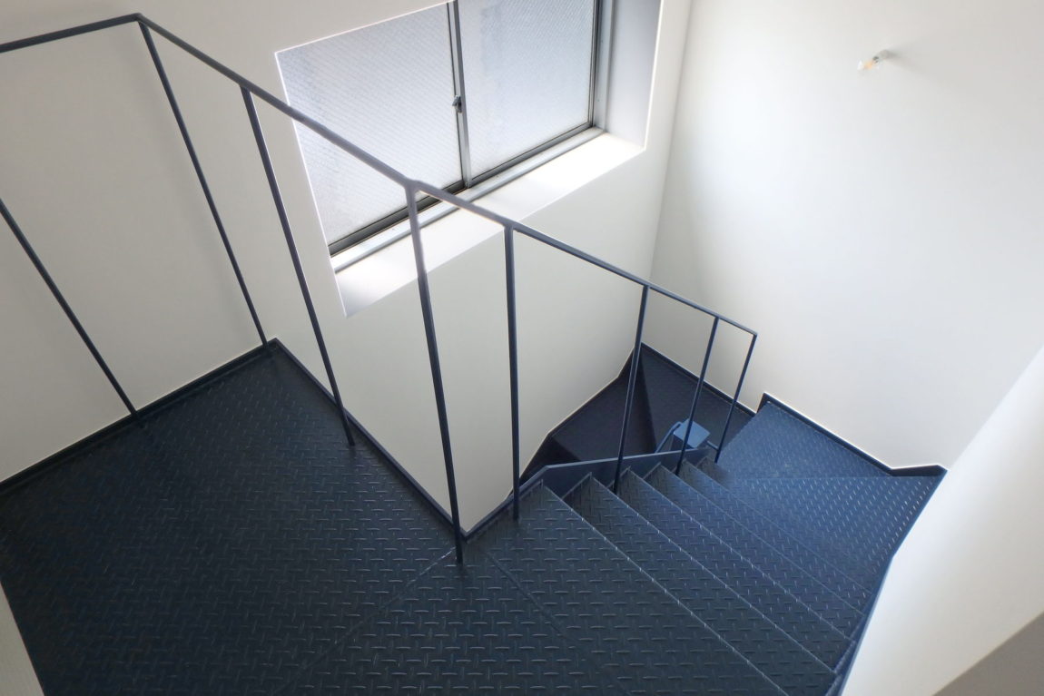 階段室。既存利用しつつ、エレベーターの縮小により出来たスペースは構造検討の上、床を貼って有効活用。