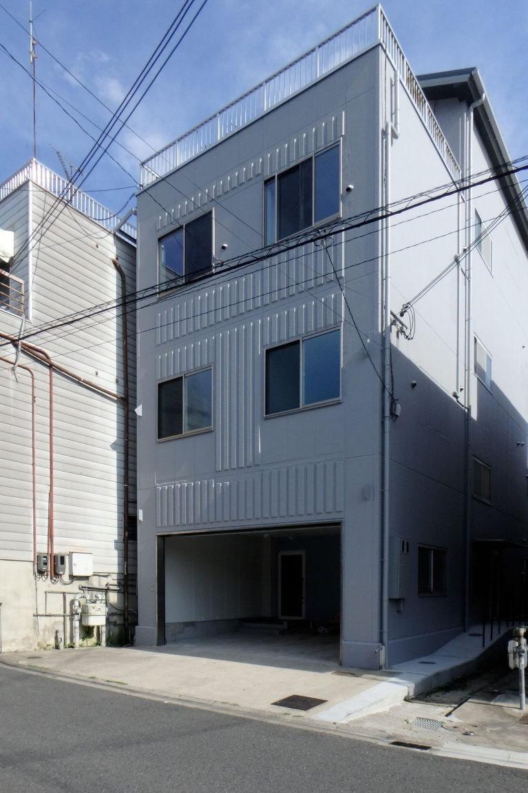 外観。サッシの取替え、外壁の塗替え程度。ゲストハウスとシェアハウスのアプローチ動線を分離。