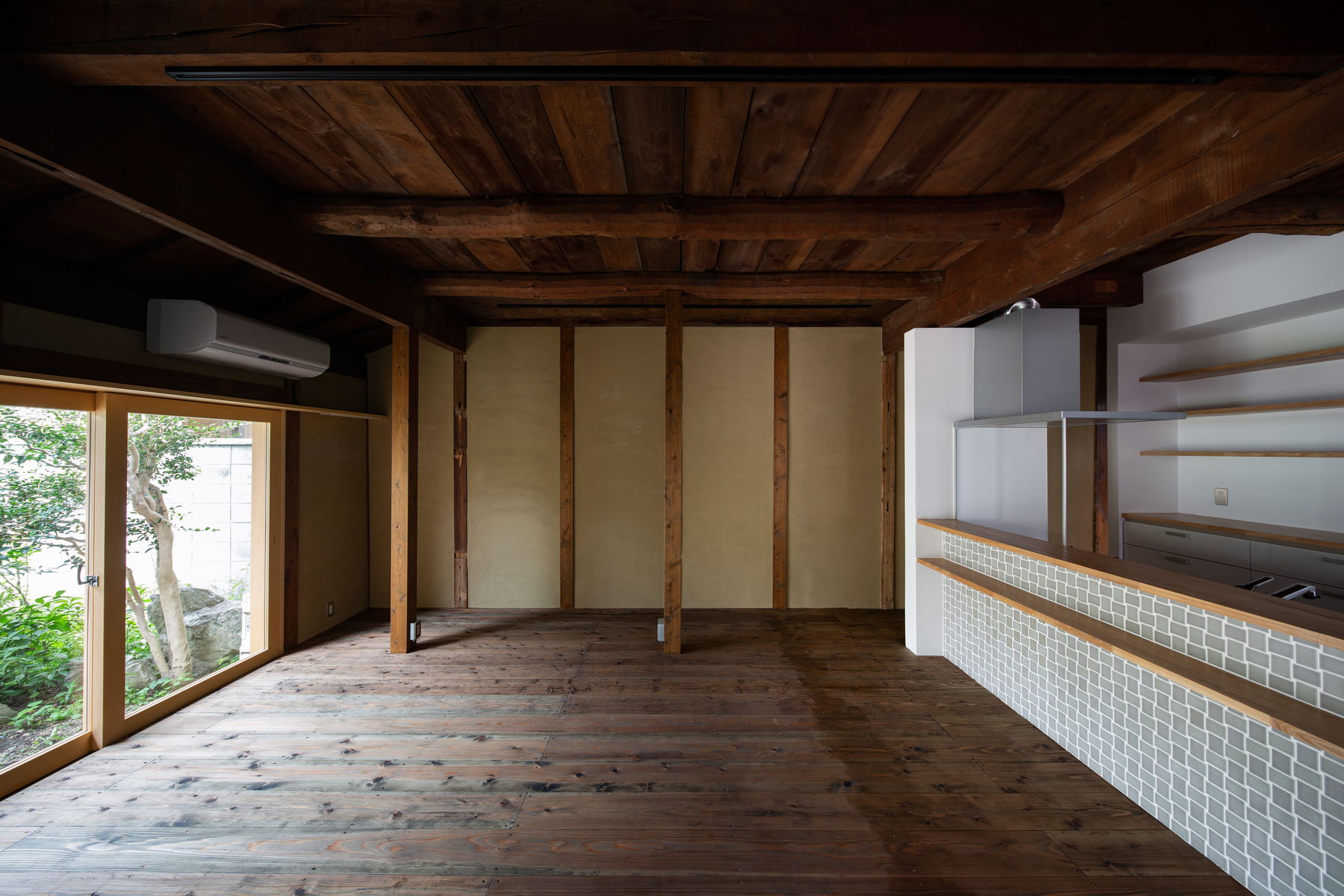 １階のへや。床は杉足場板を施主様塗装。壁は土壁塗の真壁のペンキ塗の大壁を組み合わせ。天井は既存のゴロンボ梁と荒板。