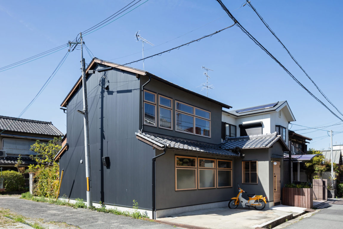 側面は既存のトタン板を剥がしてガルバリウム鋼板貼りに変更。