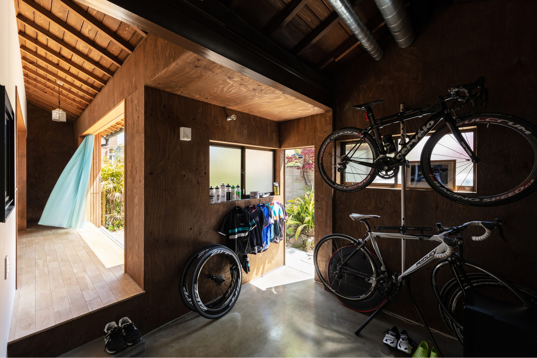 玄関から土足で通じる土間ガレージは自転車の整備など多目的に利用する趣味室。玄関・庭とフラットに接続。