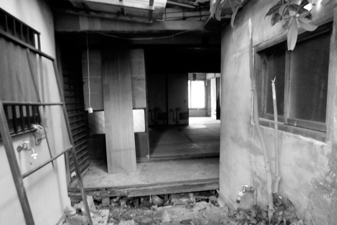 計画前の縁側。木製建具が外れて雨晒し。右手はコンクリートブロック造の浴室。