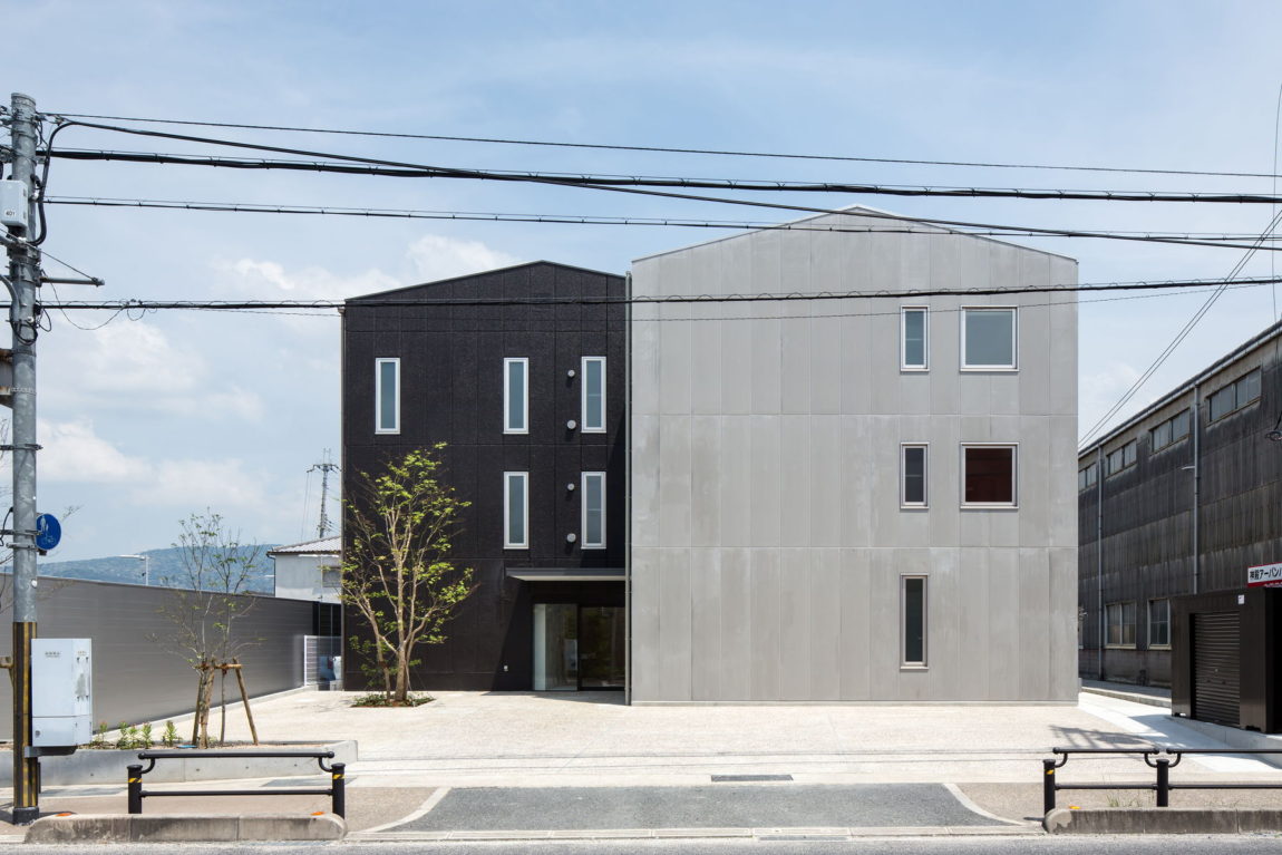 増築棟も既存棟合わせてデザイン。最頂部はエレベーターオーバーヘッドを格納してスペースを最大限活用。