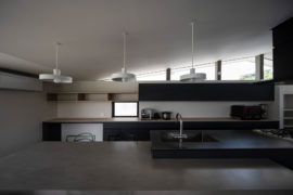 キッチン・バックセットは水平を強調したデザイン。グレーを基調に、室内の仕上材とバランスを取りながら素材を組み合わせ。