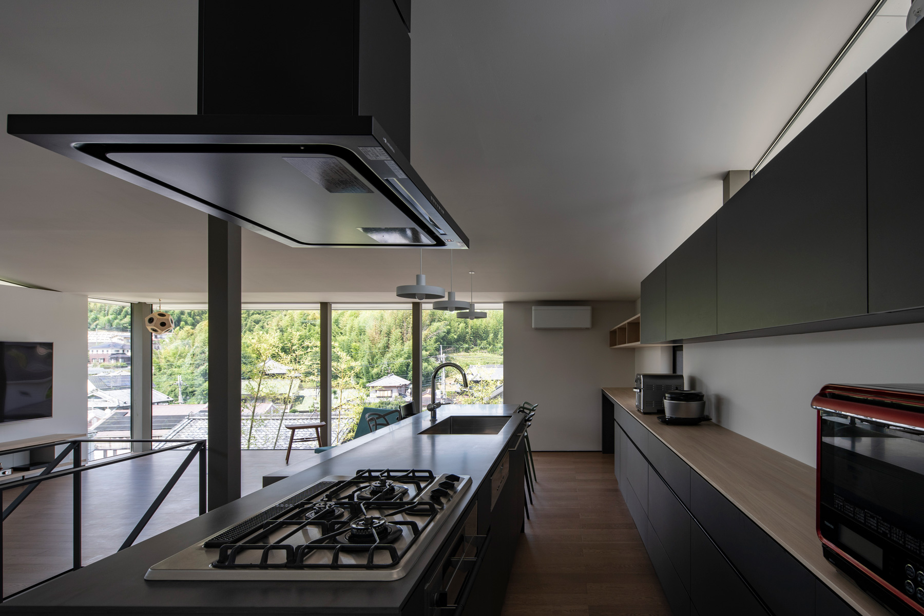 キッチンはリビング全体と窓外の景色を眺めながら調理できるベストポジションに。