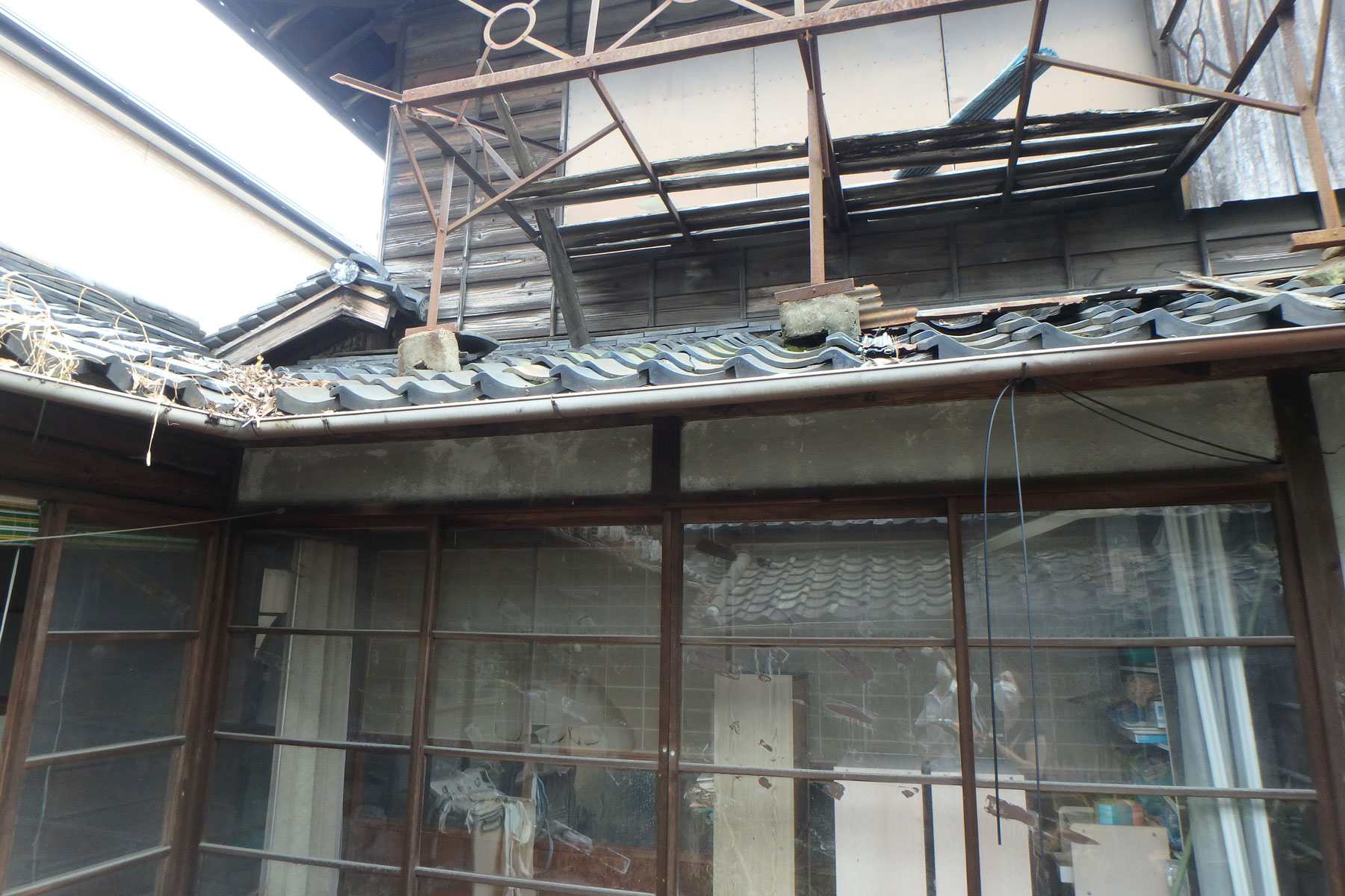 少し前からご相談を頂いていた奈良県橿原市の古家リノベーション。中古物件を購入して改修する計画です。具体的に計画を進める前に、建物の状態をある程度調べて改修できそうな状態かどうか確認するため現地に伺いました。 昭和初期の建物。30年ほど空き家の状態ということで、時間が止まったような古家でした。縁側のガラスはかすかに波打っています（現在ほど高精度で製造できなかったためです。古いガラスの特徴です）。