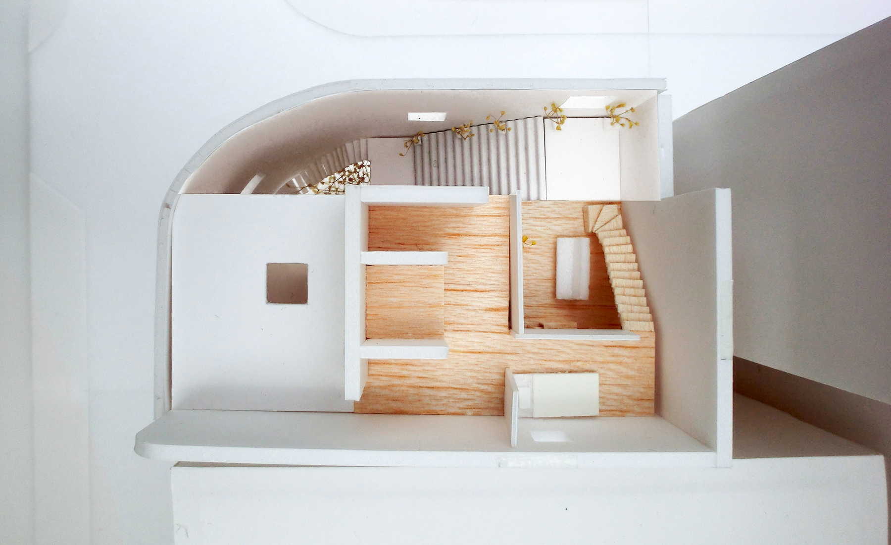 5階平面。子世帯は吹抜け階段となりロフトへ通じる。エレベータオーバーヘッド上も有効活用。