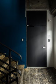 室名板は黒皮鉄のプレートに真鍮切り文字で部屋番号を貼付し製作。