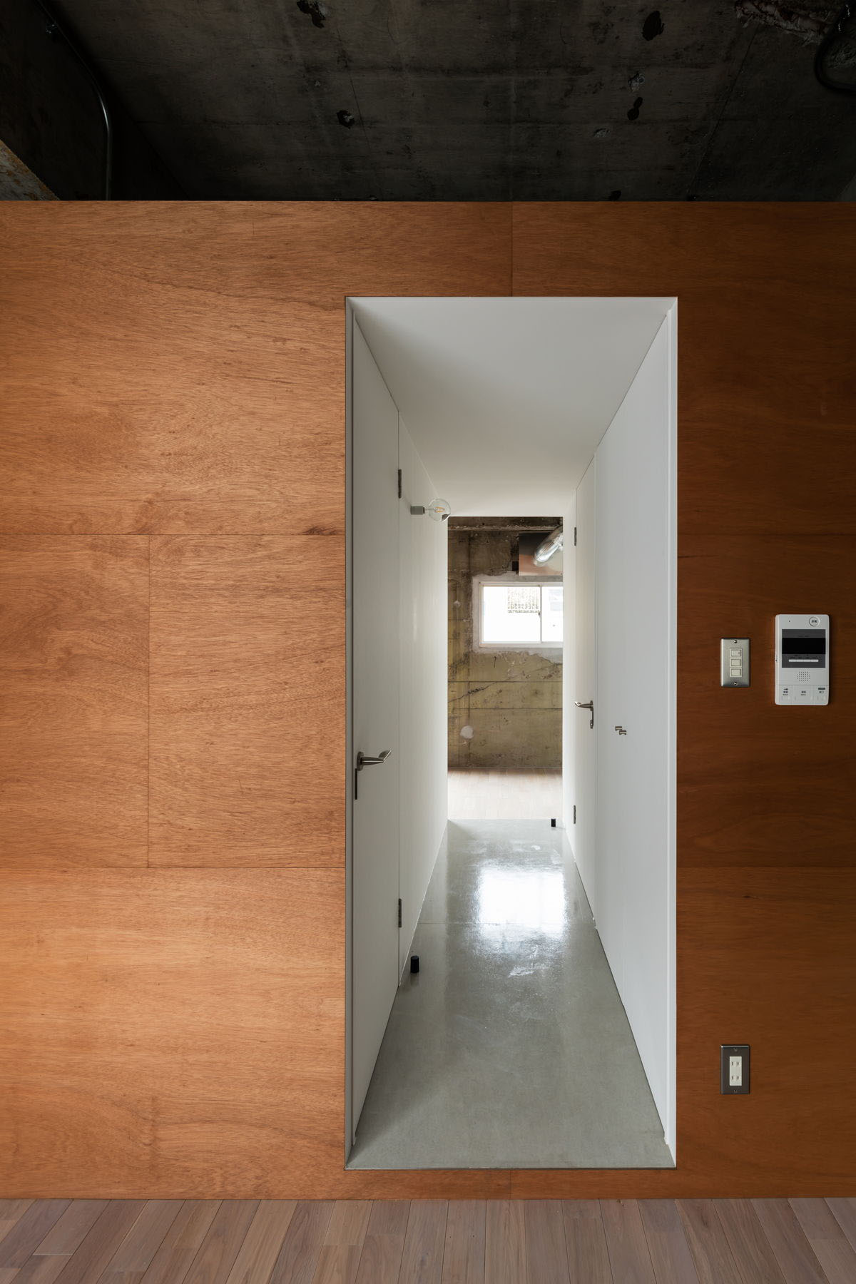 素材と素材の突き合わせを極力消したディテール。