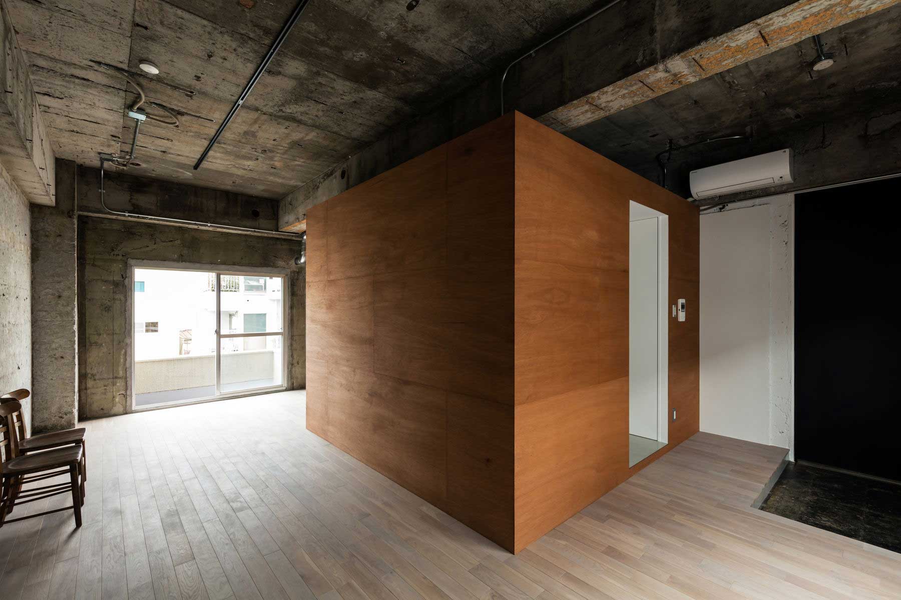 やや小ぶりな402号室。中央の設備コアは通り抜け可能。