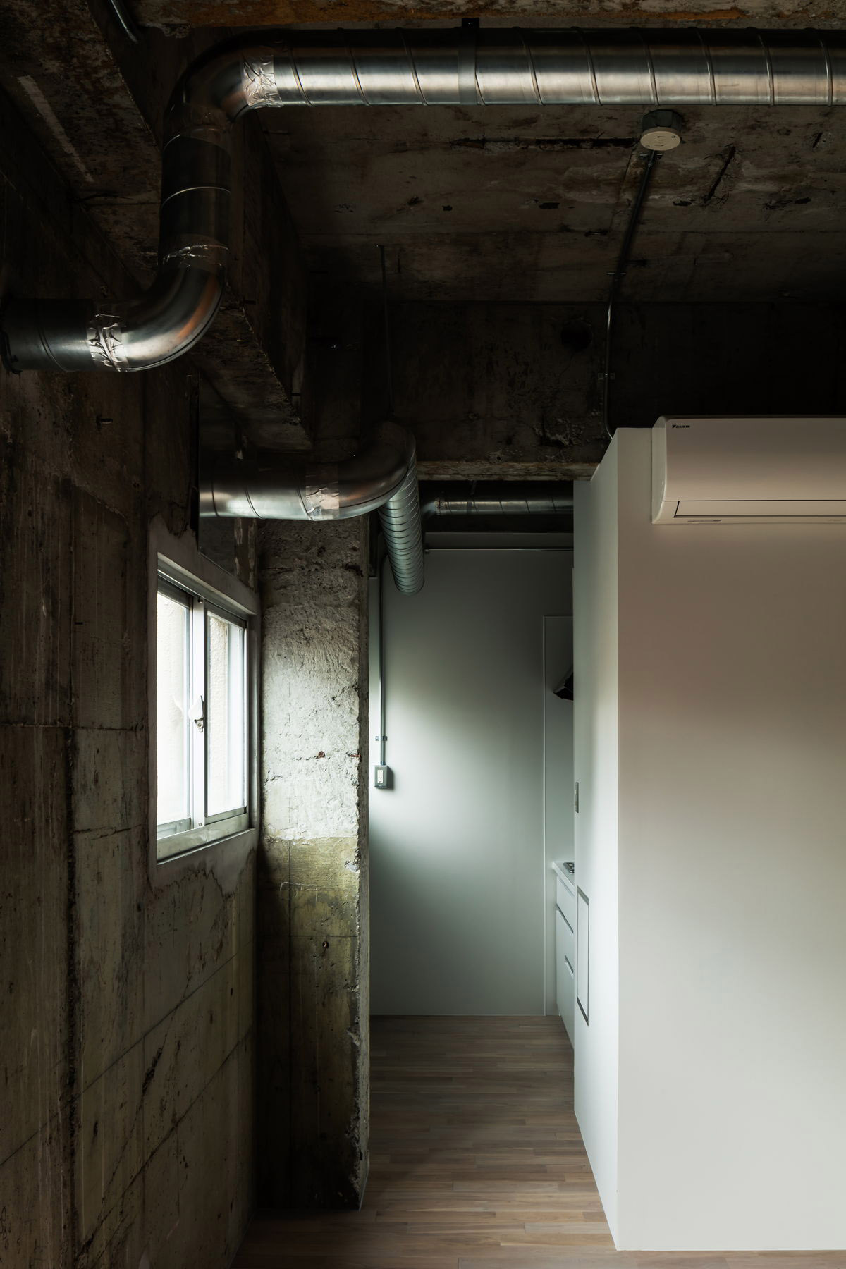 給排水・換気扇・エアコン・電気の配管・配線は基本的に全て露出となるため慎重にルートを策定。