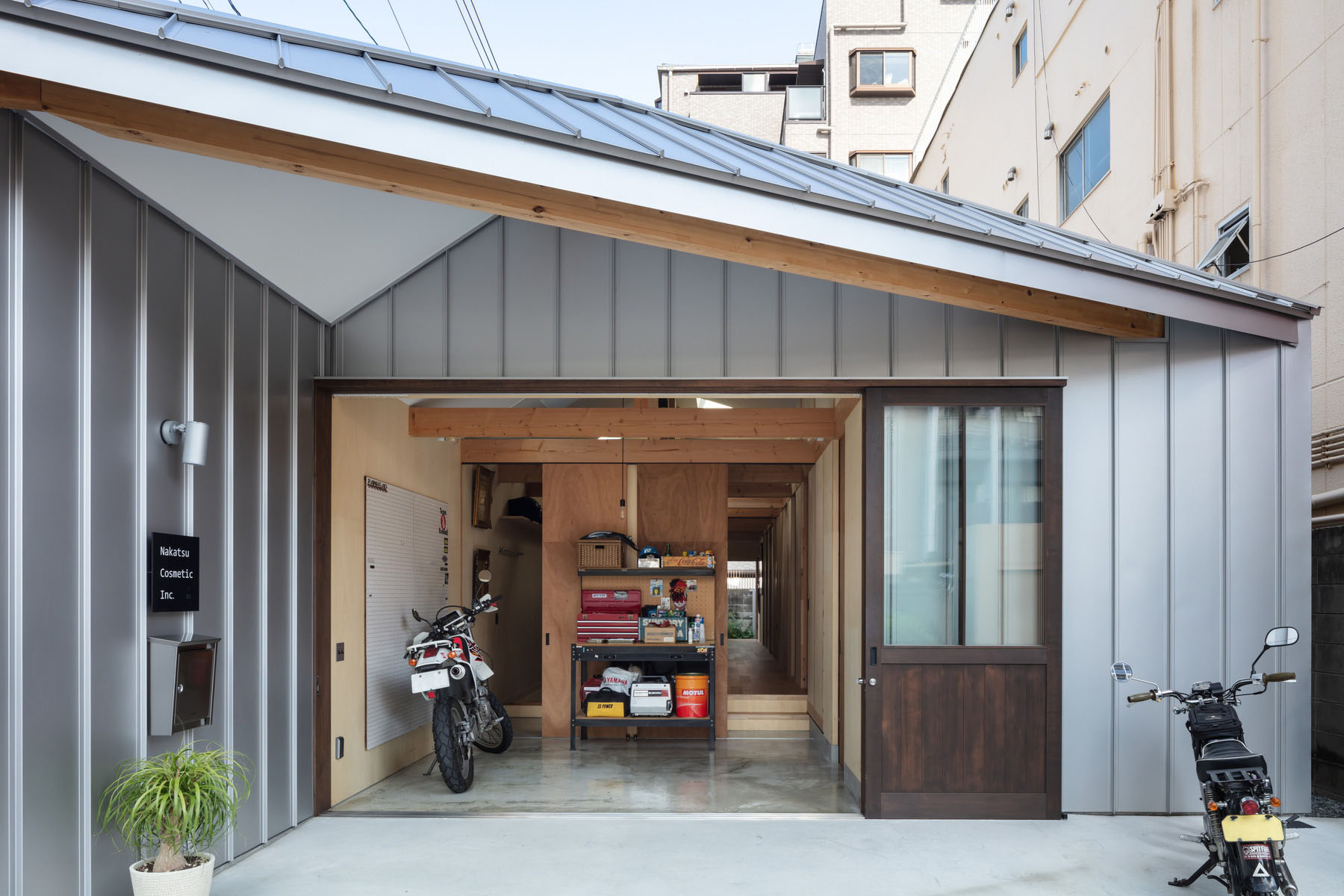 土間はバイクガレージや商談スペースとして多目的に利用。