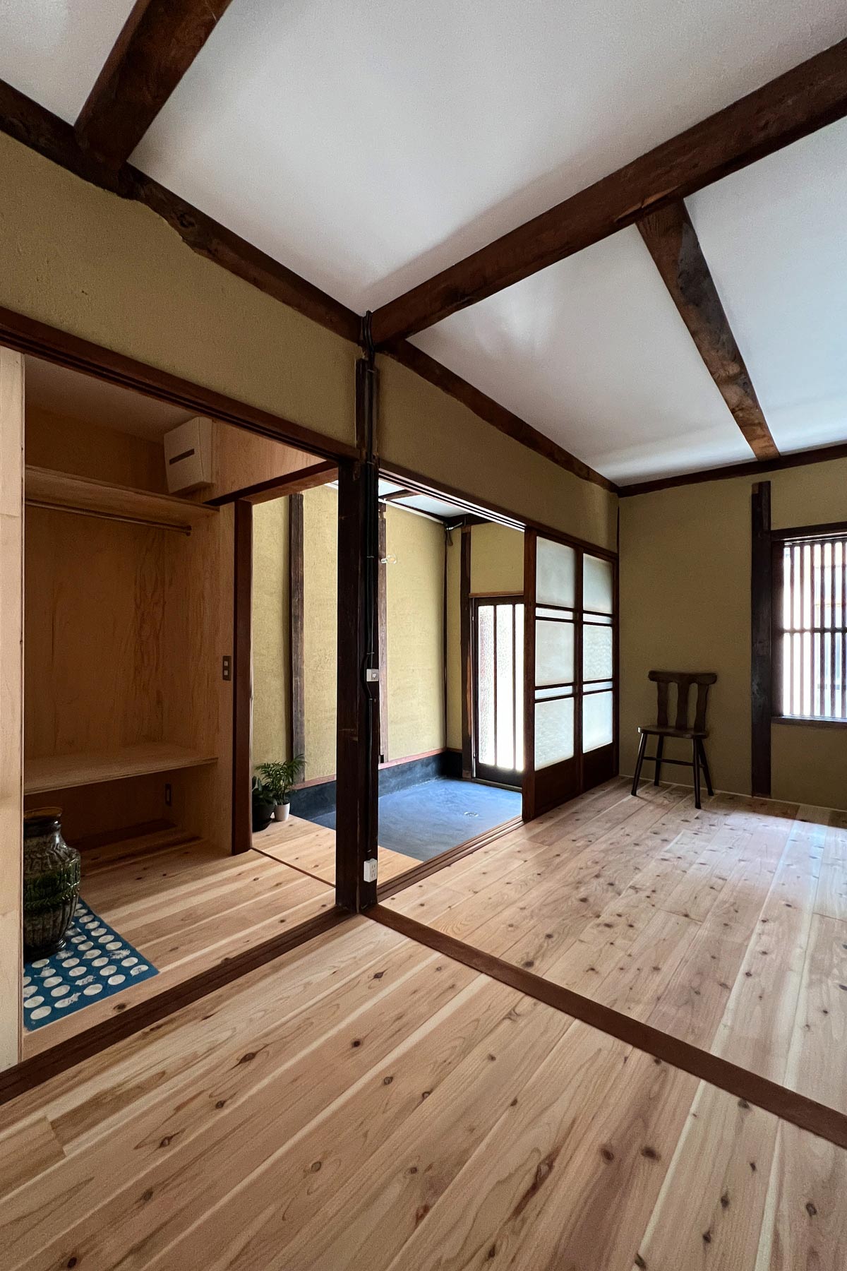 玄関周り見返し。建具の組合せ方によって動線の選択肢が増え、小さな回遊性が生まれる。