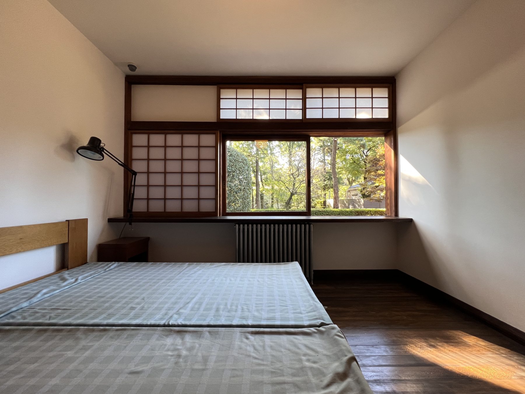 寝室。プロポーションの良い建具と無垢板のカウンター。机下のオイルヒーターは見た目的にも機能的にも理想的です。