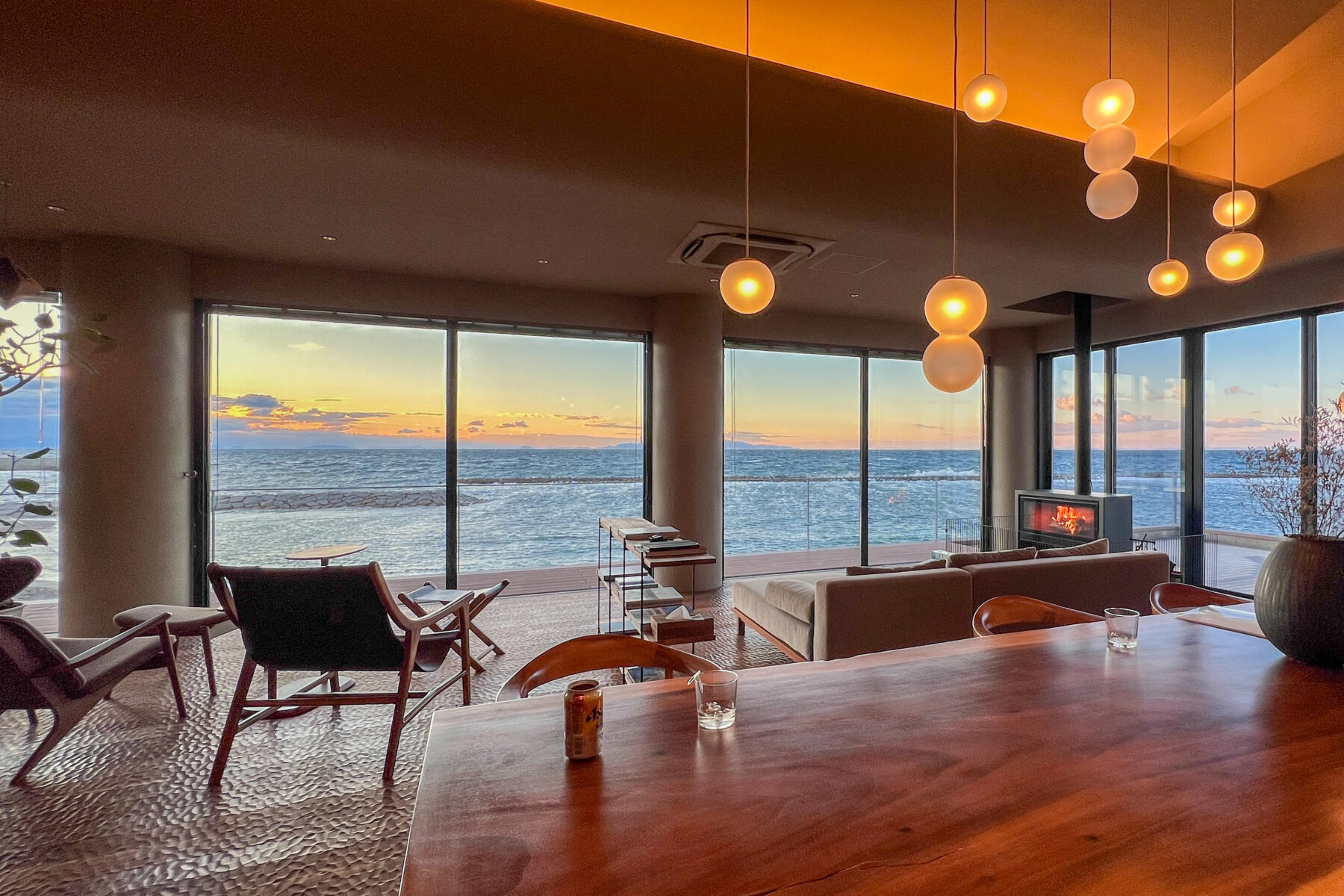 毎年恒例のコンパス建築工房OB会。今年は新しく出来た(まだ一部工事中)、師匠が設計しその娘さん達が運営する淡路島の貸別荘TORIKKAに元同僚の面々とお邪魔しました。閉鎖された海の家をF難度の離れ技でコンバージョンしています。そんな事情は微塵も感じさせないラグジュアリー空間(でも外観は海の家そのまま)。