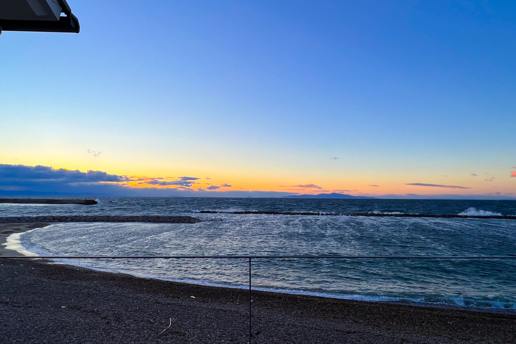 テラスからの眺め。淡路島の西海岸なので、遠く向こうに見えるのは小豆島。絶景です。