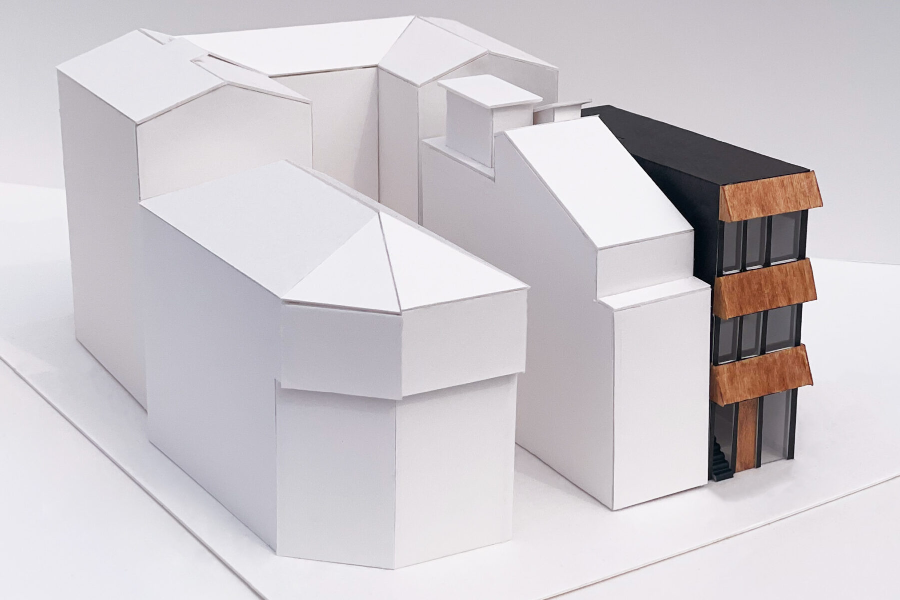 隣家ぎりぎりの計画のため外壁は室内側から施工。