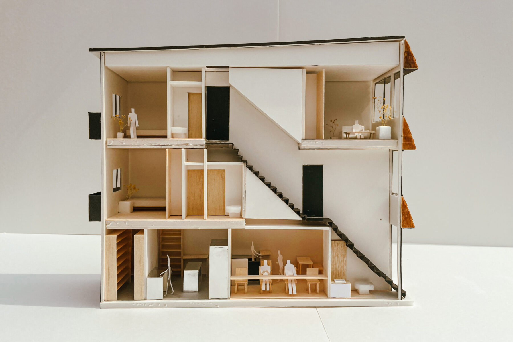 狭小地のため階段の上下を最大限有効活用。